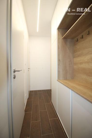 Na prenájom zariadený a kompletne zrekonštruovaný 3 izbový byt neďaleko OC VIVO