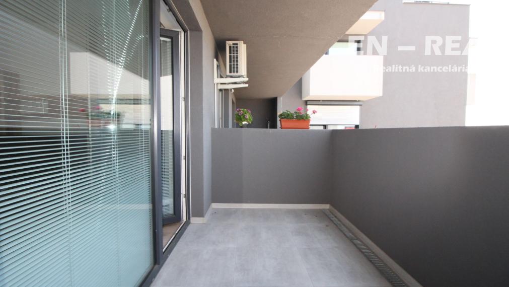 Na prenájom veľký zariadený 3 izbový byt v novostavbe s garážovým státím