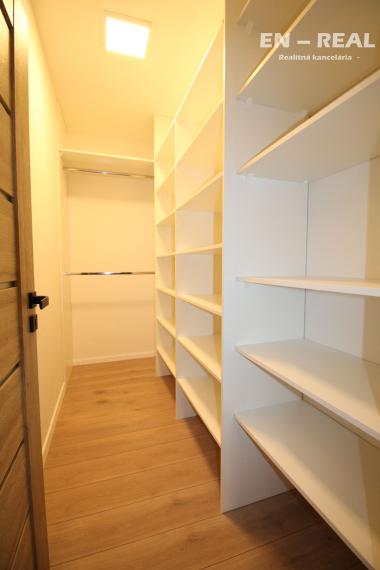 Na prenájom veľký zariadený 3 izbový byt v novostavbe s garážovým státím