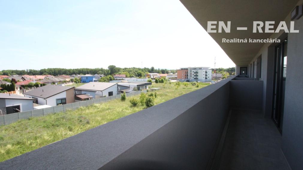 Na prenájom veľký zariadený 3 izbový byt v novostavbe s garážovým státím