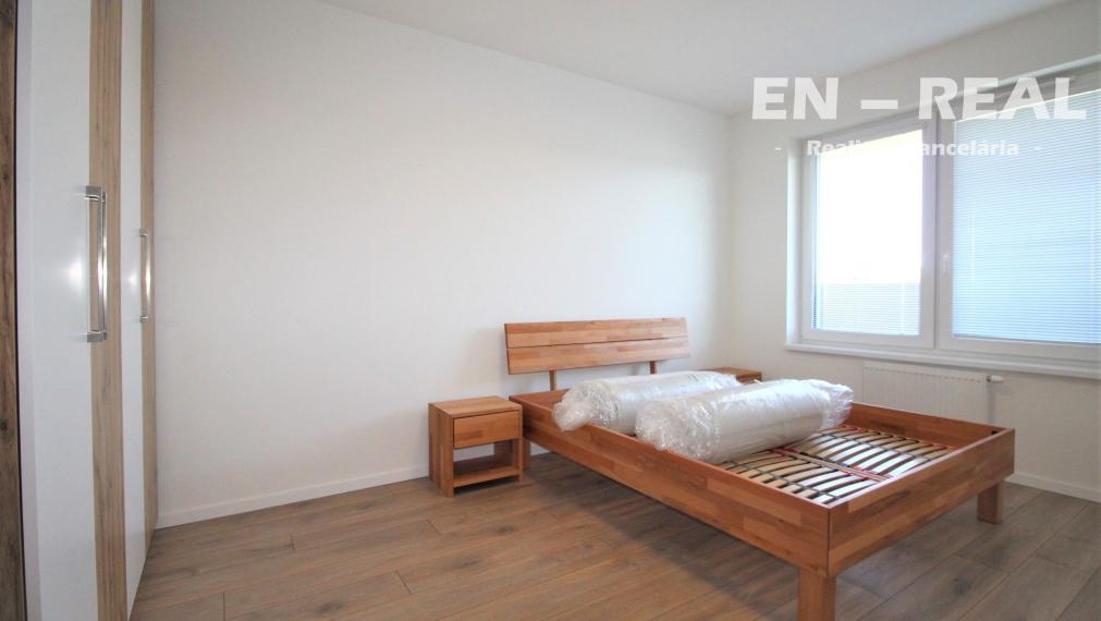 Na prenájom veľký zariadený 3 izbový byt v novostavbe s garážovým státím