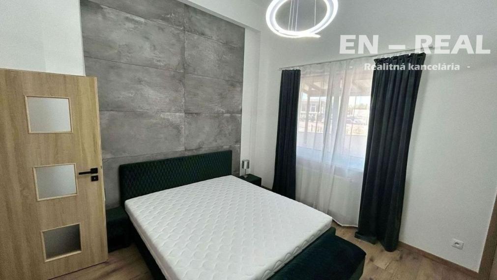 Na prenájom zariadený 3 izbový byt v modernej novostavbe s terasou a parkovacím miestom v garáži 