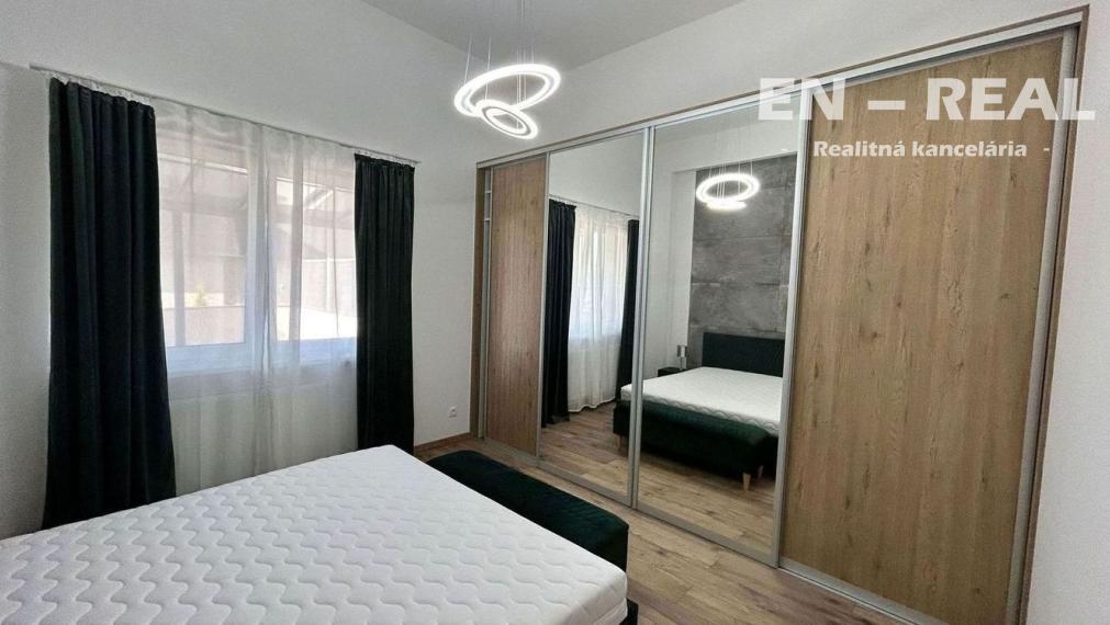 Na prenájom zariadený 3 izbový byt v modernej novostavbe s terasou a parkovacím miestom v garáži 