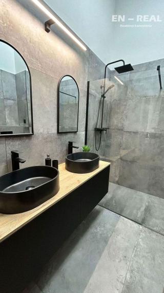 Na prenájom zariadený 3 izbový byt v modernej novostavbe s terasou a parkovacím miestom v garáži 