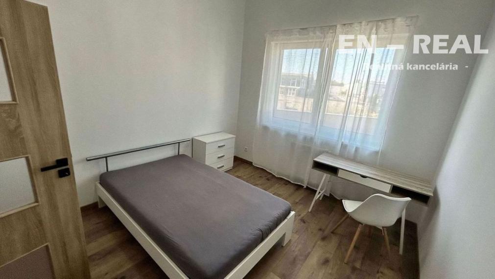 Na prenájom zariadený 3 izbový byt v modernej novostavbe s terasou a parkovacím miestom v garáži 