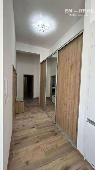 Na prenájom zariadený 3 izbový byt v modernej novostavbe s terasou a parkovacím miestom v garáži 