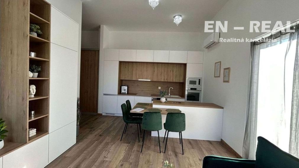 Na prenájom zariadený 3 izbový byt v modernej novostavbe s terasou a parkovacím miestom v garáži 