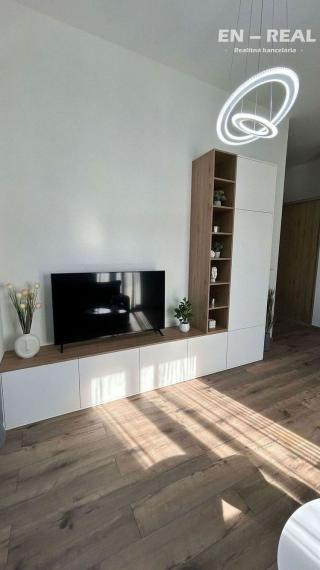 Na prenájom zariadený 3 izbový byt v modernej novostavbe s terasou a parkovacím miestom v garáži 