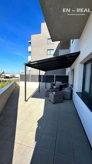 Na prenájom zariadený 3 izbový byt v modernej novostavbe s terasou a parkovacím miestom v garáži 