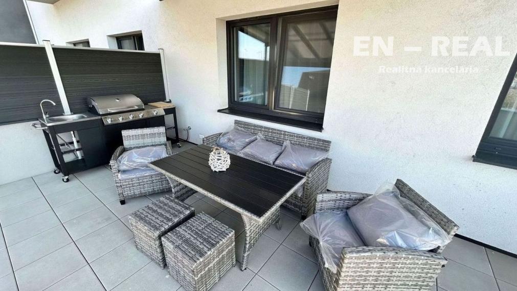 Na prenájom zariadený 3 izbový byt v modernej novostavbe s terasou a parkovacím miestom v garáži 