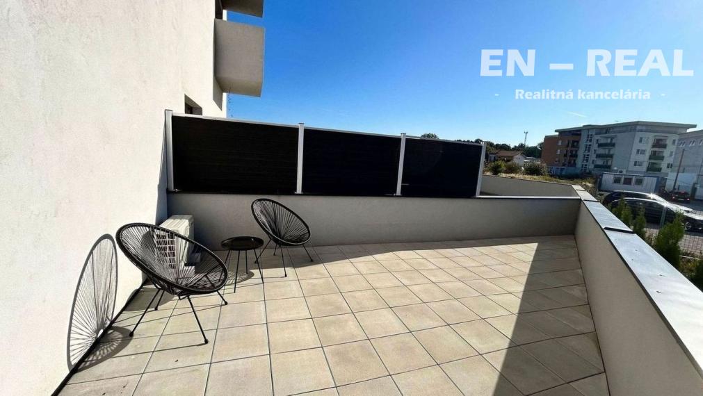 Na prenájom zariadený 3 izbový byt v modernej novostavbe s terasou a parkovacím miestom v garáži 