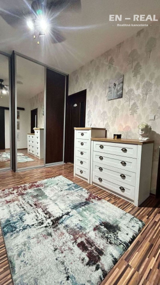 Na predaj zrekonštruovaný 3 izbový byt s parkovaním pre 2 autá v areáli