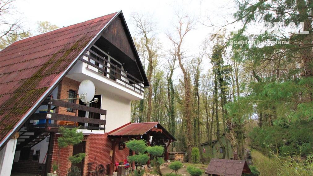 Na predaj murovaná chata s možnosťou celoročného bývania v krásnom prostredí pri priehrade