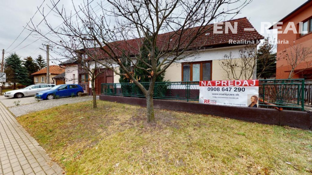 Na predaj samostatný tehlový rodinný dom s garážou v centre Zohoru