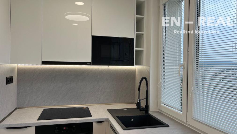 ***KOMPLETNÁ REKONŠTRUKCIA*** MODERNÝ, KRÁSNY 3 IZBOVÝ BYT S LOGGIOU