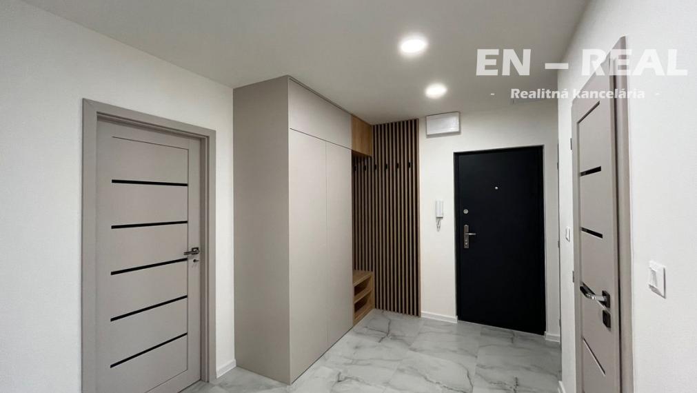 ***KOMPLETNÁ REKONŠTRUKCIA*** MODERNÝ, KRÁSNY 3 IZBOVÝ BYT S LOGGIOU