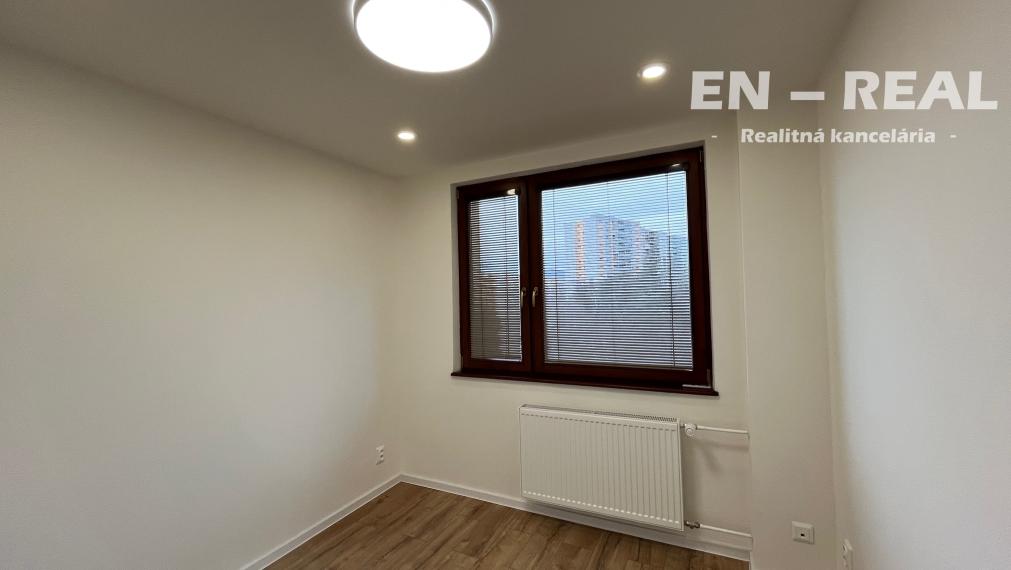 *** NOVINKA ***  5 IZBOVÝ  !!!  BYT S LOGGIOU PO KOMPLETNEJ, MODERNEJ REKONŠTRUKCII, Košice Ťahanovce