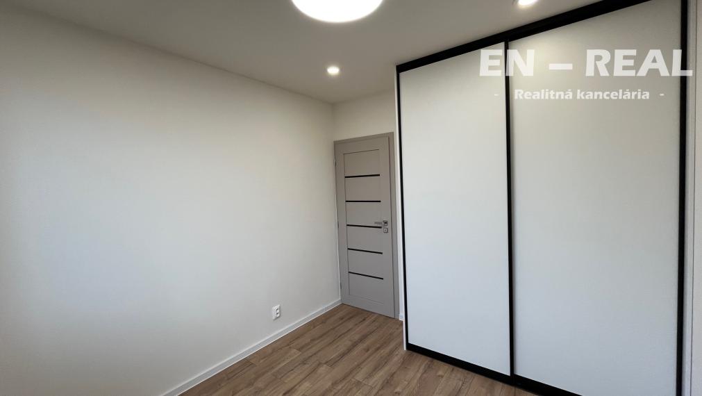 *** NOVINKA ***  5 IZBOVÝ  !!!  BYT S LOGGIOU PO KOMPLETNEJ, MODERNEJ REKONŠTRUKCII, Košice Ťahanovce