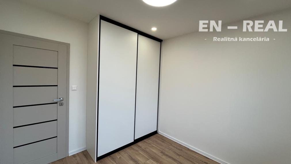 *** NOVINKA ***  5 IZBOVÝ  !!!  BYT S LOGGIOU PO KOMPLETNEJ, MODERNEJ REKONŠTRUKCII, Košice Ťahanovce