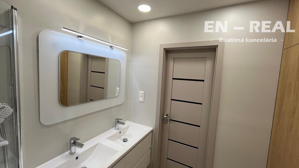 *** NOVINKA ***  5 IZBOVÝ  !!!  BYT S LOGGIOU PO KOMPLETNEJ, MODERNEJ REKONŠTRUKCII, Košice Ťahanovce