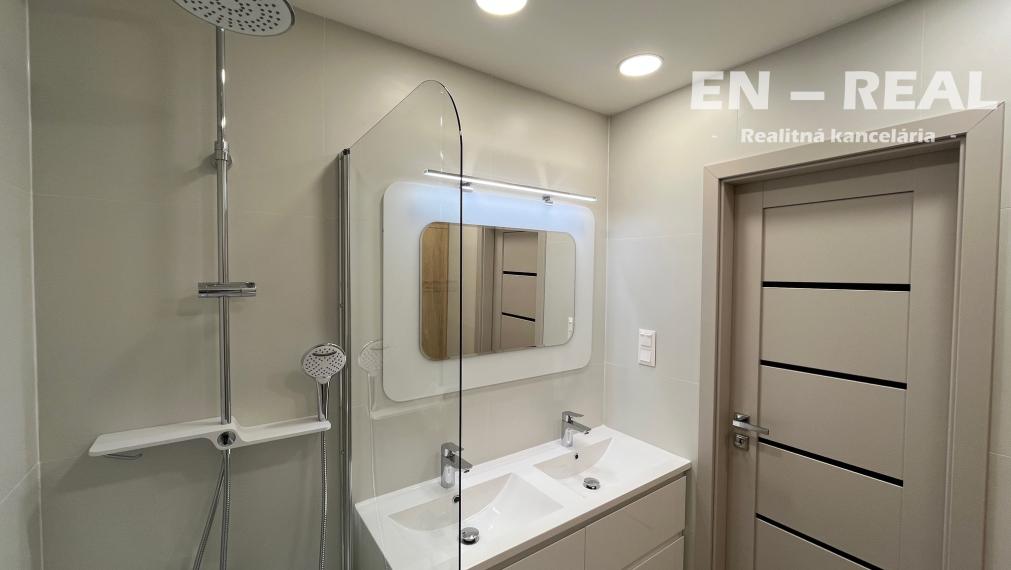 *** NOVINKA ***  5 IZBOVÝ  !!!  BYT S LOGGIOU PO KOMPLETNEJ, MODERNEJ REKONŠTRUKCII, Košice Ťahanovce