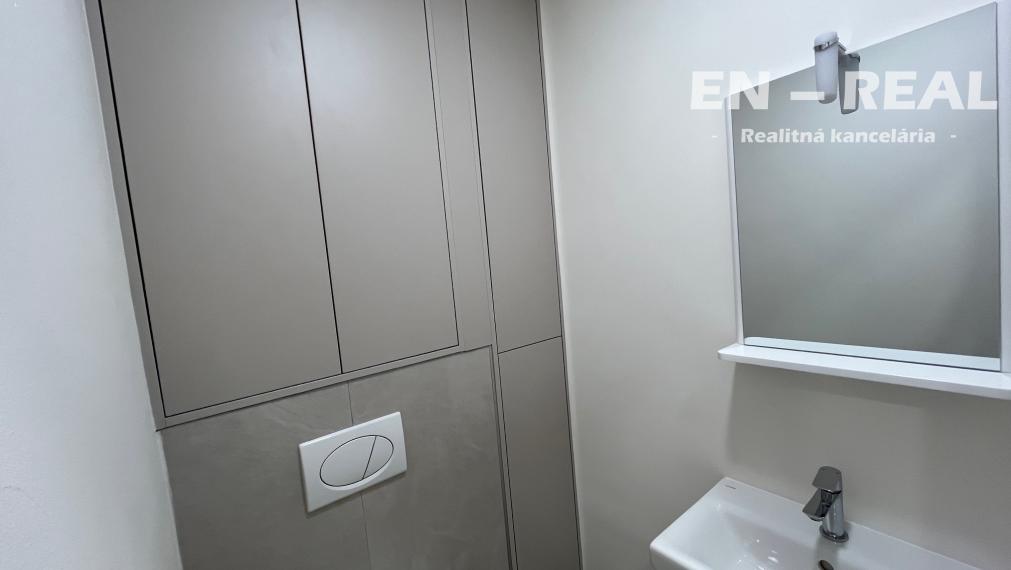 *** NOVINKA ***  5 IZBOVÝ  !!!  BYT S LOGGIOU PO KOMPLETNEJ, MODERNEJ REKONŠTRUKCII, Košice Ťahanovce