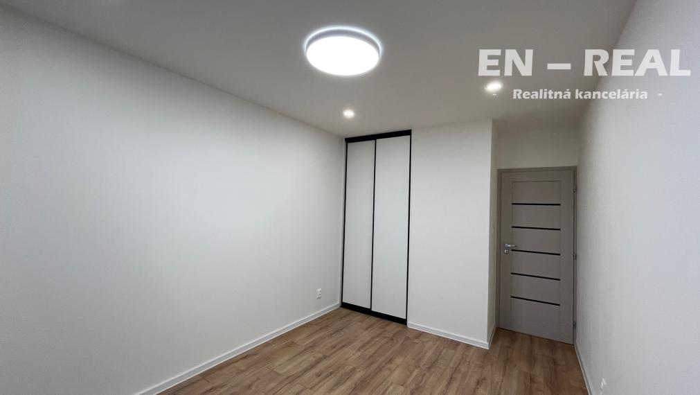 *** NOVINKA ***  5 IZBOVÝ  !!!  BYT S LOGGIOU PO KOMPLETNEJ, MODERNEJ REKONŠTRUKCII, Košice Ťahanovce