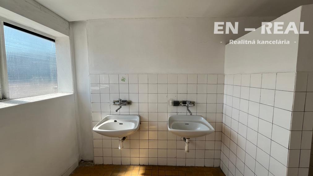 NA PRENÁJOM SKLADOVÝ PRIESTOR + KANCELÁRIA, priemyselný areál Košice