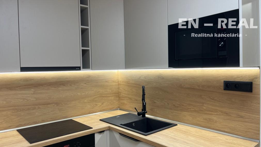 *** NA PREDAJ MODERNÝ, SKVELÝ 5 IZBOVÝ BYT S LOGGIOU !! *** 