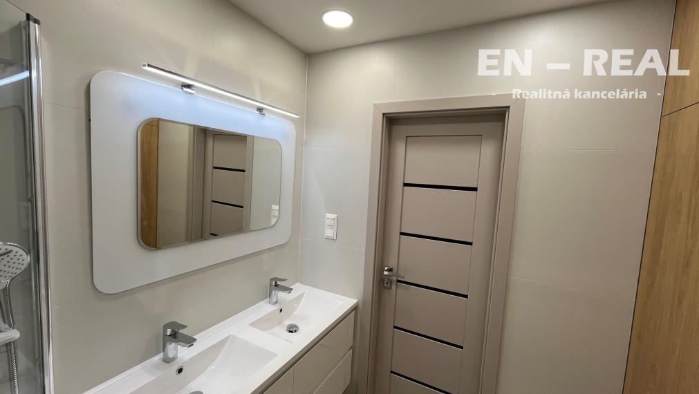 *** NA PREDAJ MODERNÝ, SKVELÝ 5 IZBOVÝ BYT S LOGGIOU !! *** 