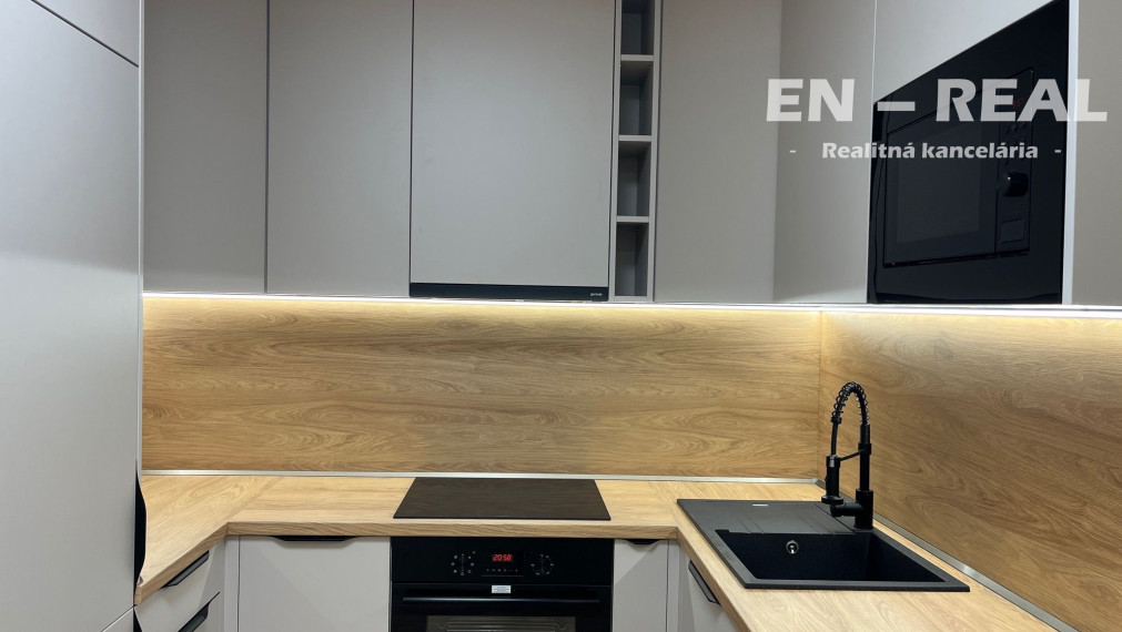 ***NOVINKA*** NA PREDAJ MODERNÝ, KOMPLETNE ZREKONŠTRUOVANÝ 5 IZBOVÝ BYT !!! S LOGGIOU