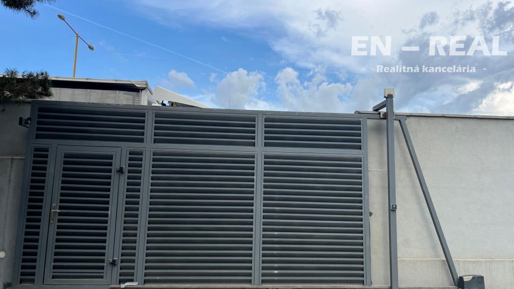 NA PRENÁJOM BUDOVA/RODINNÝ DOM VHODNÝ AJ AKO SÍDLO FIRMY, Košice Barca