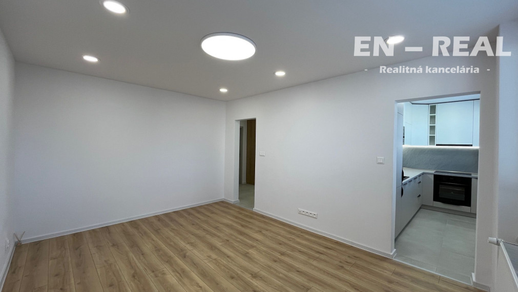 NOVINKA: NA PREDAJ MODERNÝ, KRÁSNY 3 IZBOVÝ BYT S LOGGIOU, TOP LOKALITA, KOŠICE TERASA