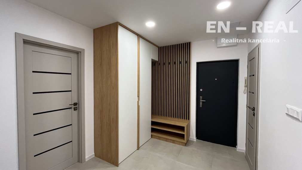 NOVINKA: NA PREDAJ MODERNÝ, KRÁSNY 3 IZBOVÝ BYT S LOGGIOU, TOP LOKALITA, KOŠICE TERASA