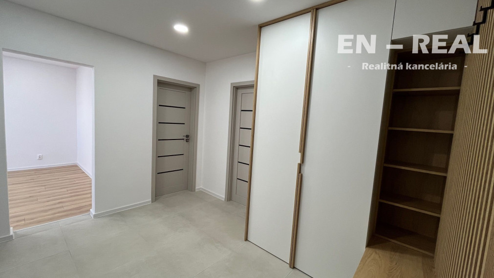 NOVINKA: NA PREDAJ MODERNÝ, KRÁSNY 3 IZBOVÝ BYT S LOGGIOU, TOP LOKALITA, KOŠICE TERASA