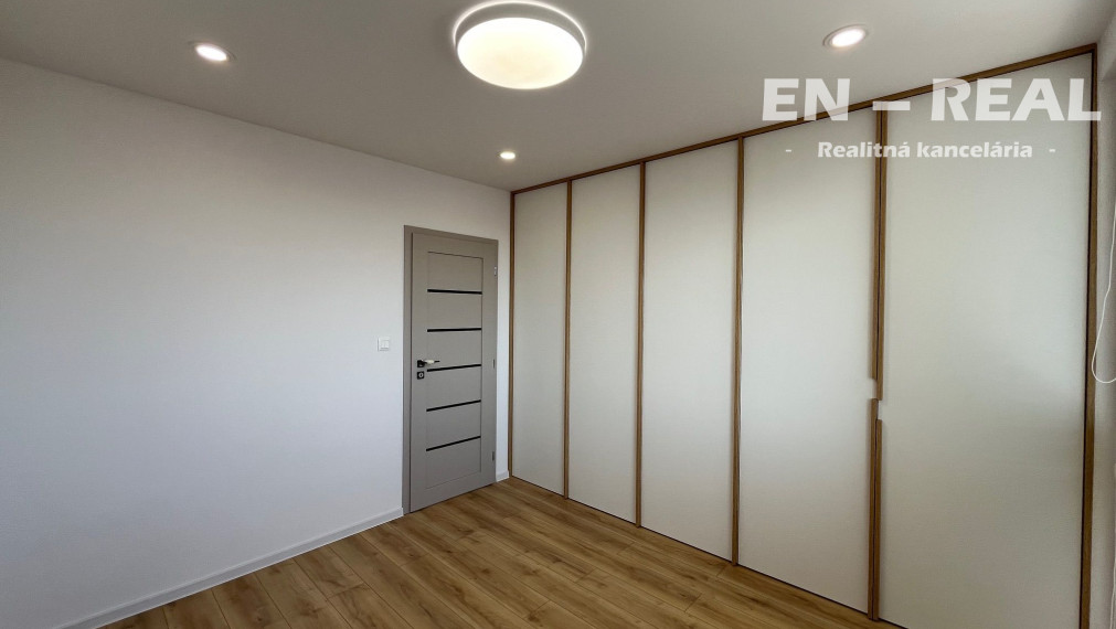 NOVINKA: NA PREDAJ MODERNÝ, KRÁSNY 3 IZBOVÝ BYT S LOGGIOU, TOP LOKALITA, KOŠICE TERASA