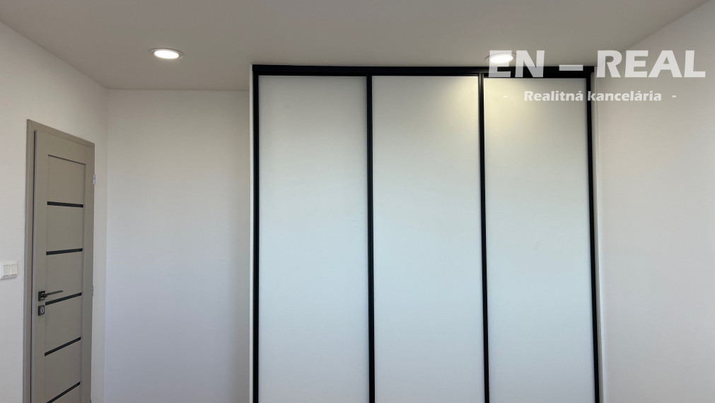 NOVINKA: NA PREDAJ MODERNÝ, KRÁSNY 3 IZBOVÝ BYT S LOGGIOU, TOP LOKALITA, KOŠICE TERASA