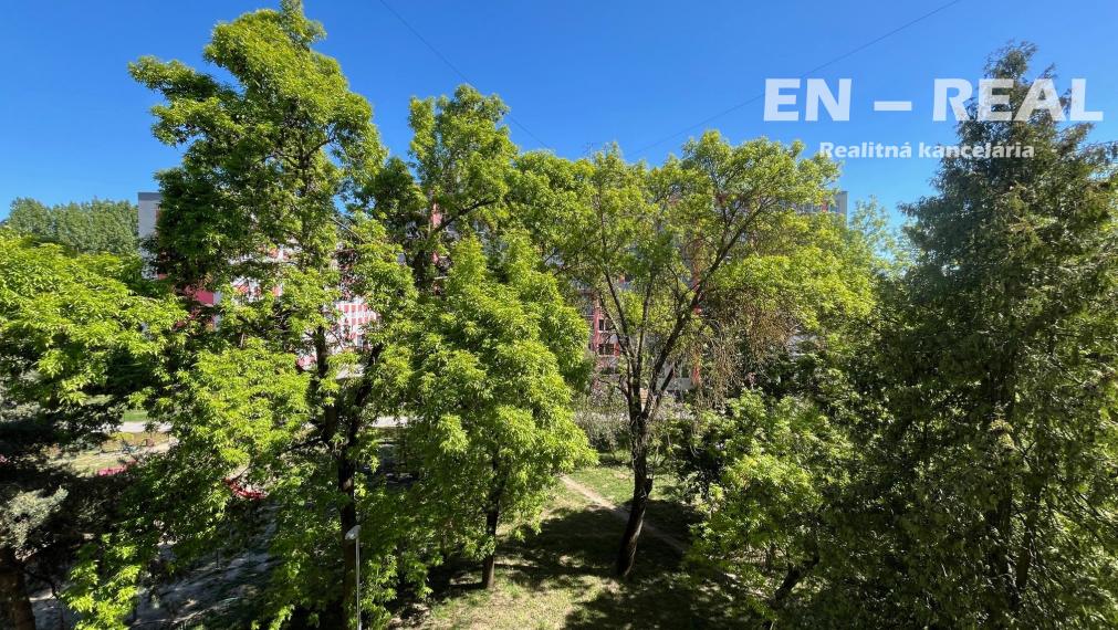 PONÚKAME NA PREDAJ alebo NA VÝMENU za Váš byt moderný 4 izbový byt s loggiou