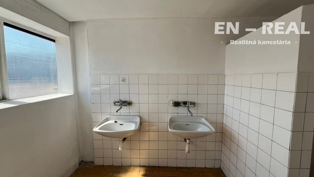 NA PRENÁJOM PRIEMYSELNÉ HALY, SKLADY, VÝROBA, KANCELÁRIE, priemyselný areál Nad Jazerom