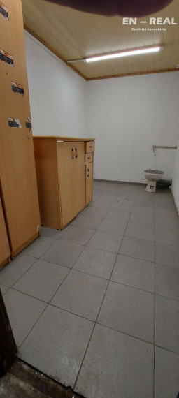 NA PRENÁJOM PRIEMYSELNÝ AREÁL - SKLADOVÉ-VÝROBNÉ-KANCELÁRSKE PRIESTORY, KE Nad Jazerom