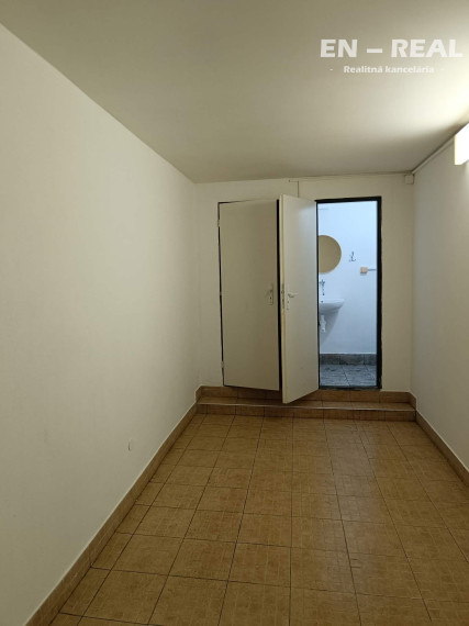 NA PRENÁJOM PRIEMYSELNÝ AREÁL - SKLADOVÉ-VÝROBNÉ-KANCELÁRSKE PRIESTORY, KE Nad Jazerom