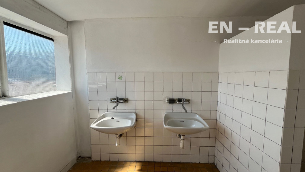 NA PRENÁJOM PRIEMYSELNÝ AREÁL - SKLADOVÉ-VÝROBNÉ-KANCELÁRSKE PRIESTORY, KE Nad Jazerom