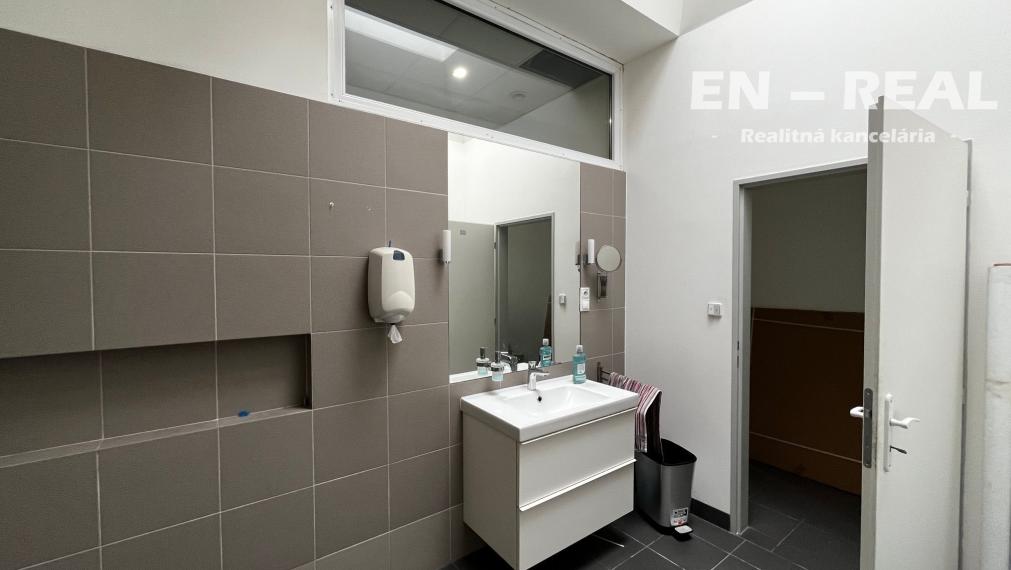 NA PRENÁJOM MODERNÉ, ZARIADENÉ KANCELÁRSKE PRIESTORY, PARKING, Košice Pri Prachárni