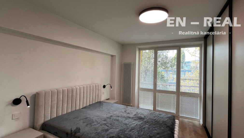 *** NOVINKA *** TOP LOKALITA, NA PREDAJ MODERNÝ, ZREKONŠTRUOVANÝ 3 IZBOVÝ BYT S BALKÓNOM, KE SEVER