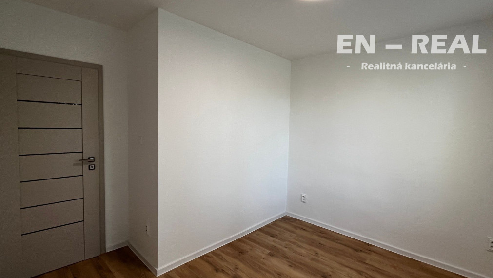 *** NOVINKA *** TOP LOKALITA, NA PREDAJ MODERNÝ, ZREKONŠTRUOVANÝ 3 IZBOVÝ BYT S BALKÓNOM, KE SEVER
