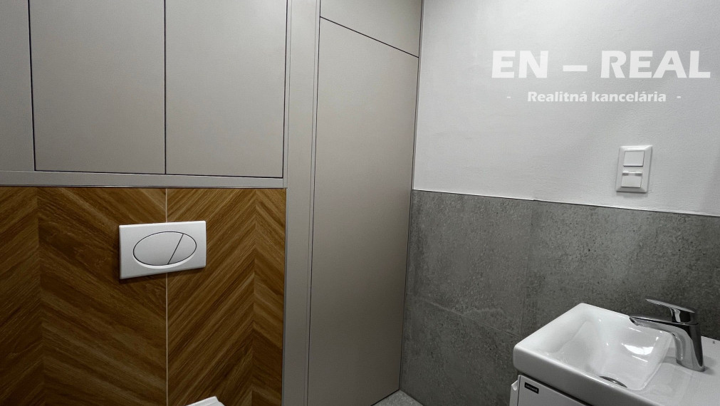 *** NOVINKA *** TOP LOKALITA, NA PREDAJ MODERNÝ, ZREKONŠTRUOVANÝ 3 IZBOVÝ BYT S BALKÓNOM, KE SEVER