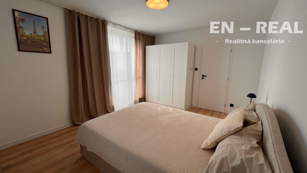 NA PREDAJ MODERNÝ 3IZBOVÝ BYT PO KOMPLETNEJ REKONŠTRUKCII / BALKÓN, KE SEVER, NÁRODNÁ TRIEDA