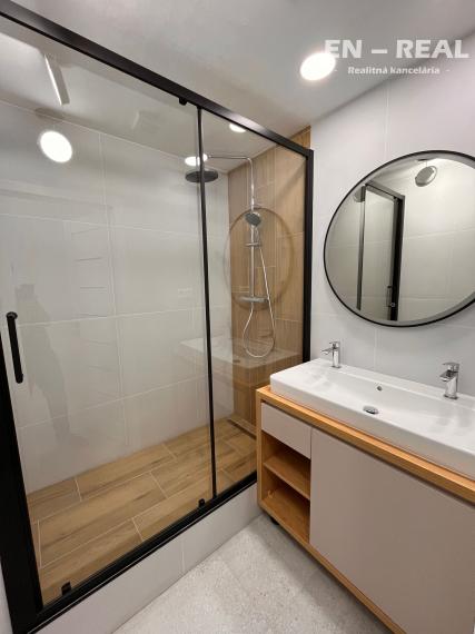 *** NOVINKA *** NA PREDAJ MODERNÝ, PRAKTICKÝ 4 IZBOVÝ BYT S LOGGIOU, Košice - Nad Jazerom