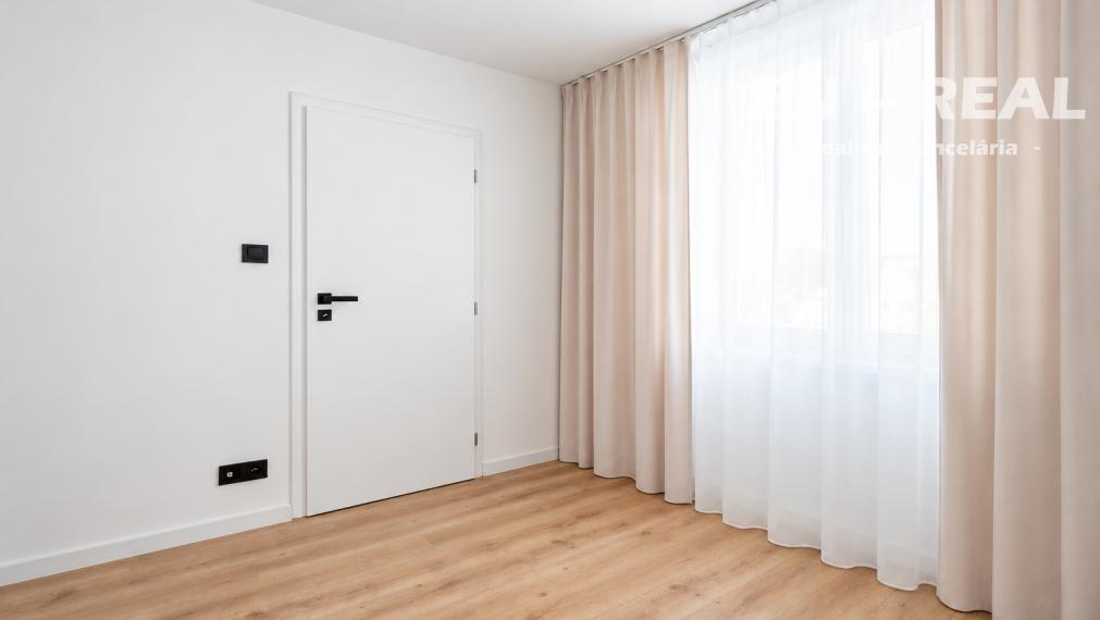 KOMPLETNÁ REKONŠTRUKCIA -  NA PREDAJ MODERNÝ 3 IZBOVÝ BYT S BALKÓNOM, KE SEVER