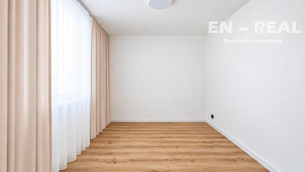 KOMPLETNÁ REKONŠTRUKCIA -  NA PREDAJ MODERNÝ 3 IZBOVÝ BYT S BALKÓNOM, KE SEVER